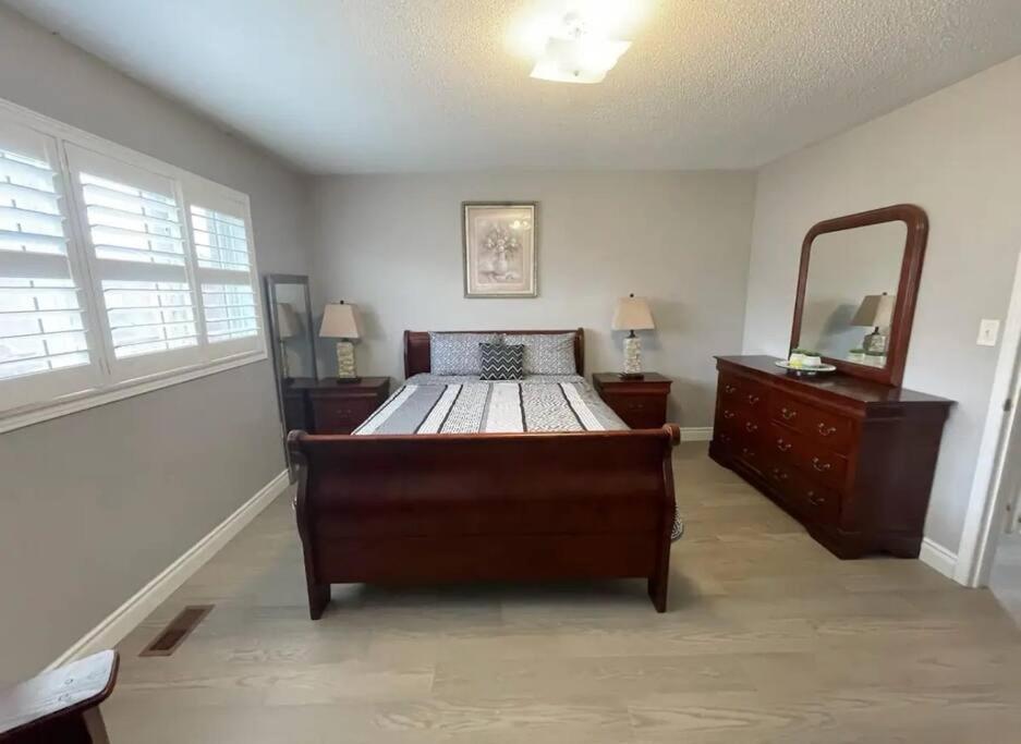 Elegant & Luxurious 3 Bedroom Home มิสซิสซอกา ภายนอก รูปภาพ