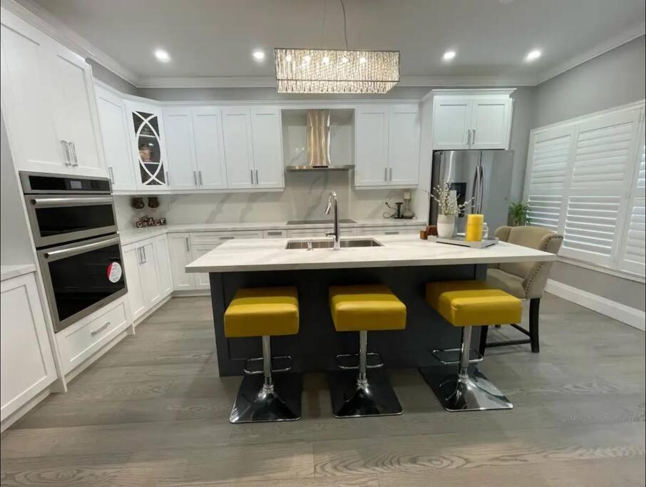 Elegant & Luxurious 3 Bedroom Home มิสซิสซอกา ภายนอก รูปภาพ