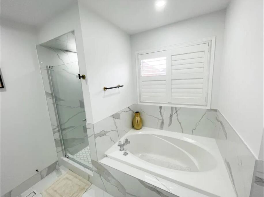 Elegant & Luxurious 3 Bedroom Home มิสซิสซอกา ภายนอก รูปภาพ