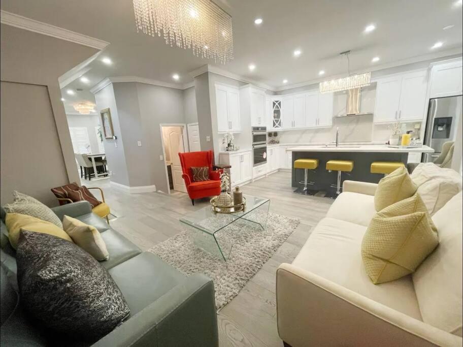 Elegant & Luxurious 3 Bedroom Home มิสซิสซอกา ภายนอก รูปภาพ